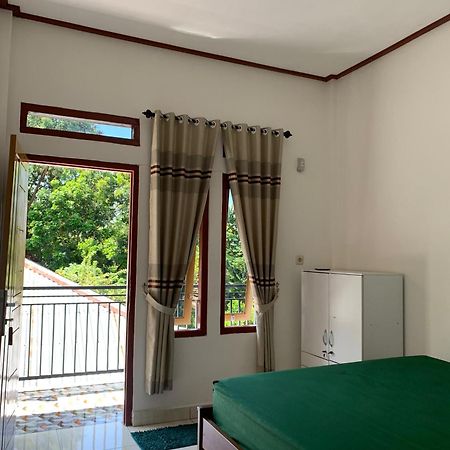 Bertus Guesthouse Labuan Bajo Exterior photo