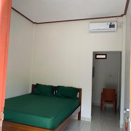 Bertus Guesthouse Labuan Bajo Exterior photo